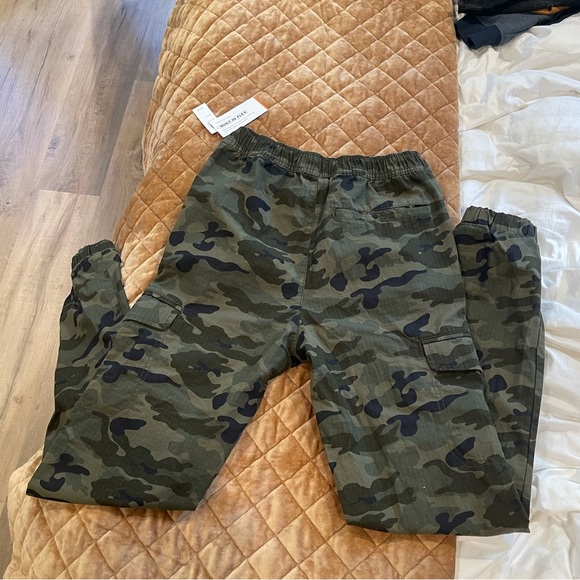 Boys old navy size xxl camo jogger. fits like a woman’s size 6 - Picture 2 of 5